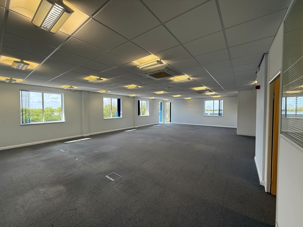 Lot: 51 - LEASEHOLD COMMERCIAL BUILDING WITH FOUR OFFICE SUITES - Alternative view of upper floor office